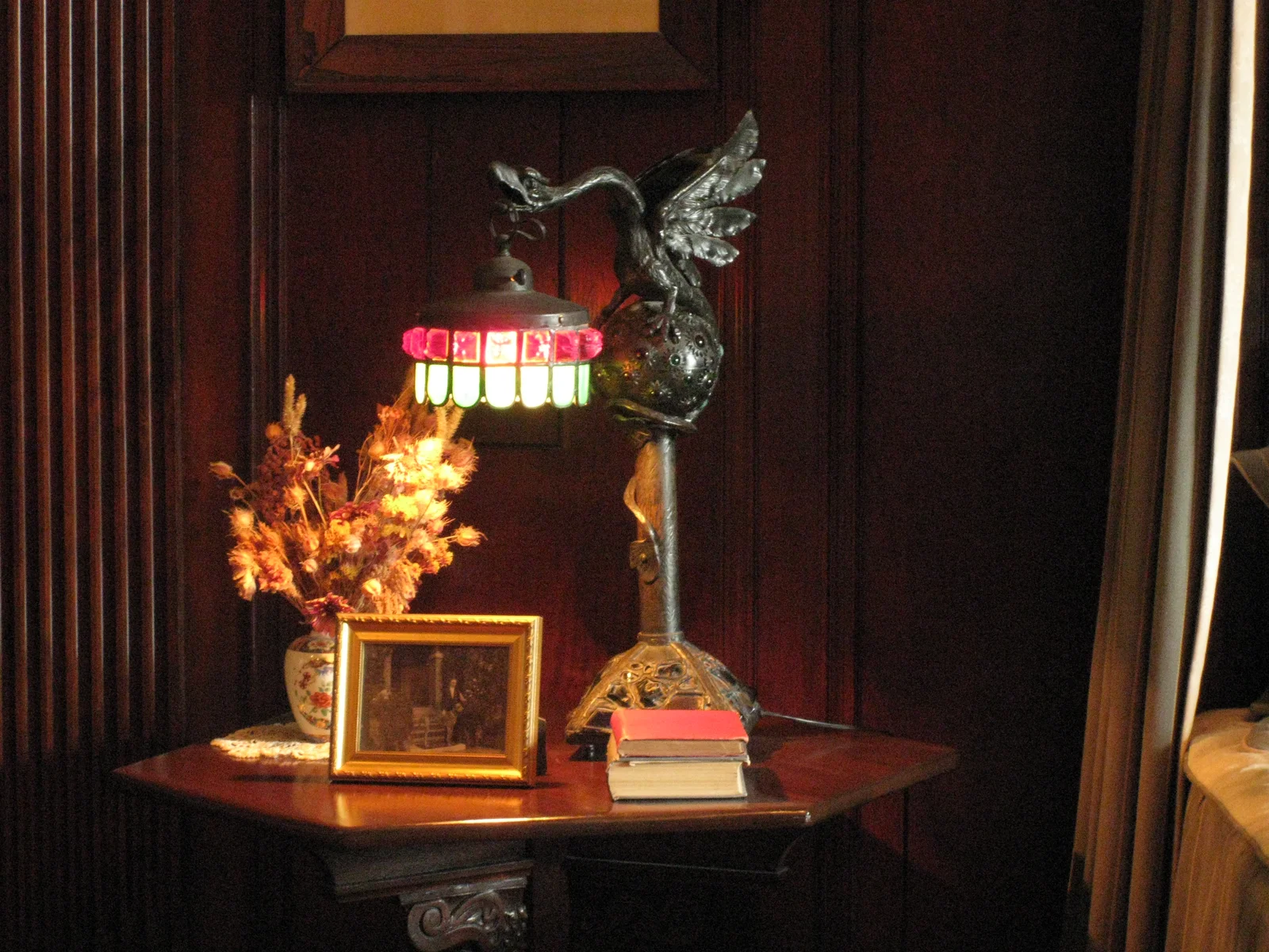 Table de chevet avec lampe tamisée pour préparer une routine du soir naturelle