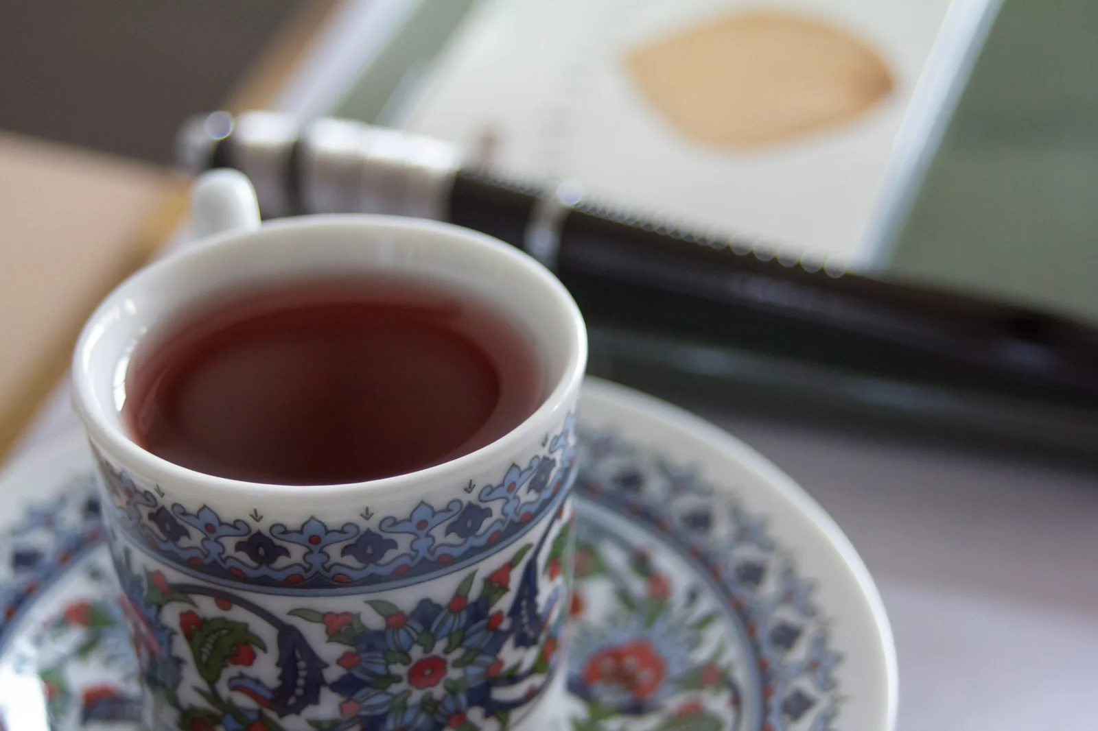 Tisane traditionnelle omija-cha préparée à partir de baies de schisandra séchées