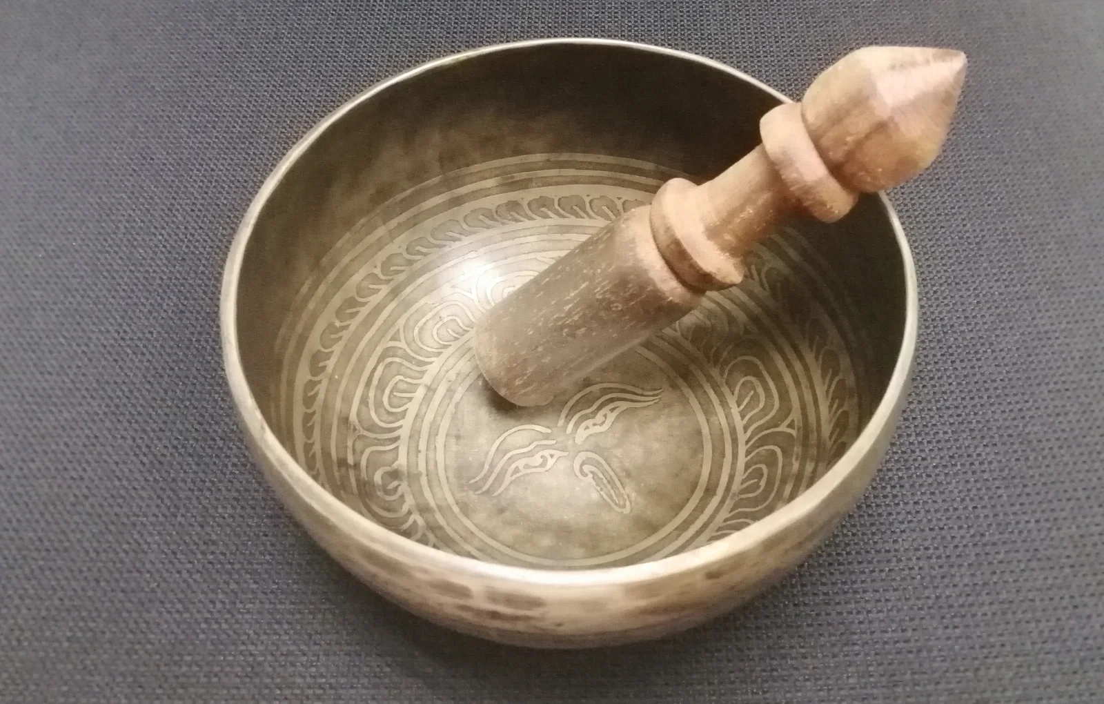 Bol tibétain chantant en gros plan, instrument utilisé en méditation sonore et sound healing