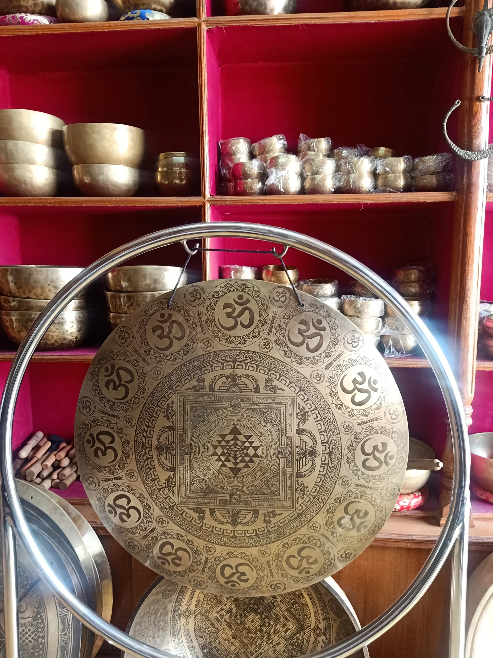 Gong tibétain traditionnel, instrument utilisé en séance de sound healing pour la relaxation profonde