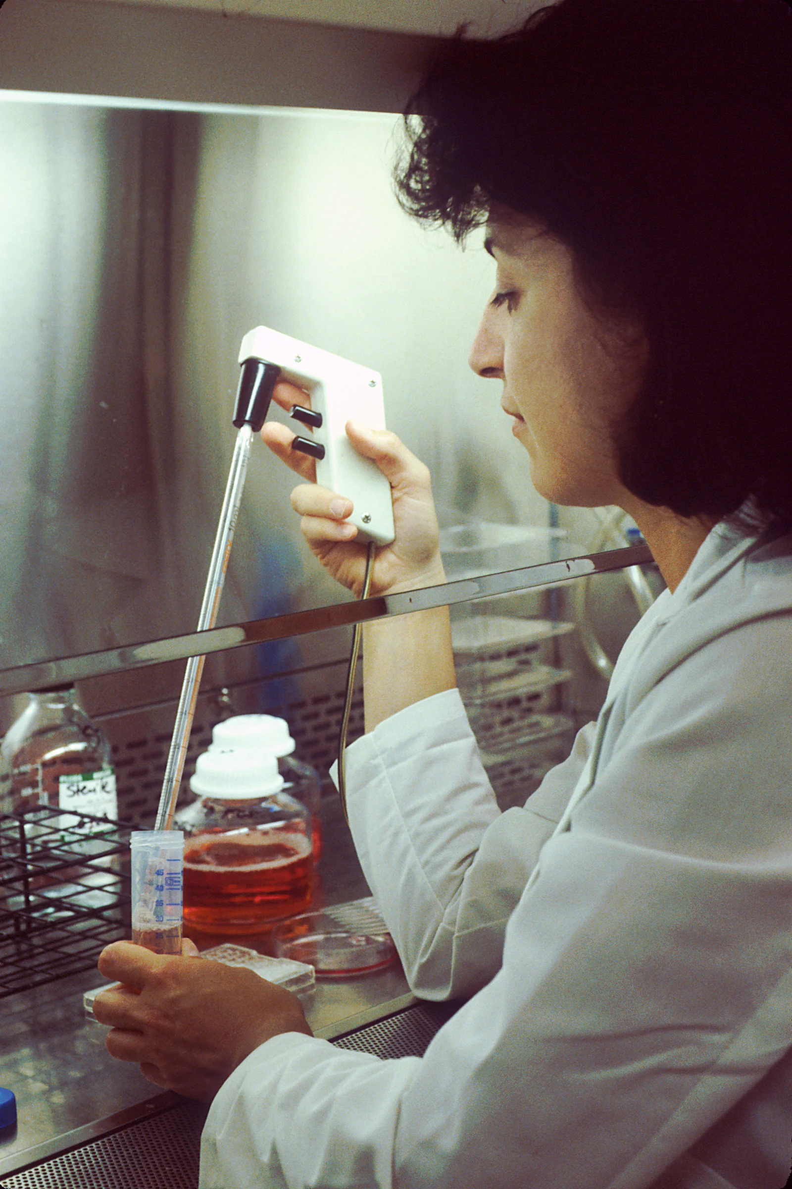 Analyse en laboratoire d'un échantillon de microbiote intestinal à la pipette