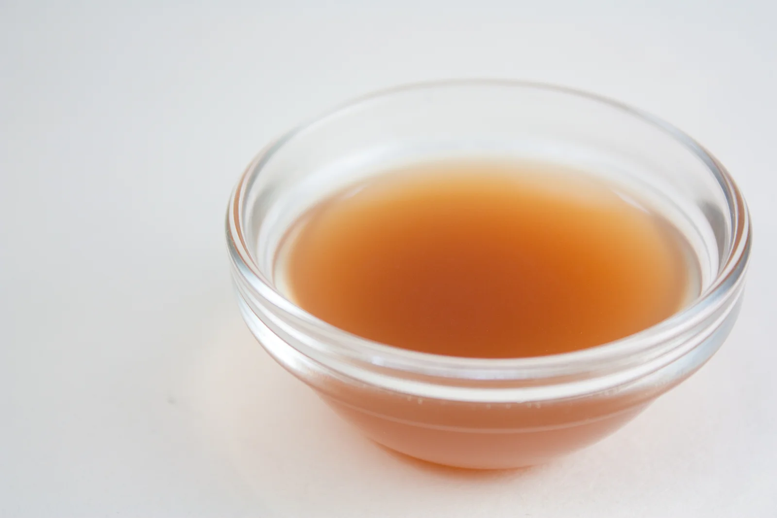 Vinaigre de cidre utilisé en cuisine, dilué dans l'eau comme boisson santé