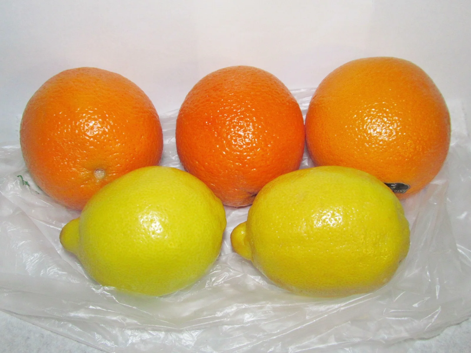 Oranges et citrons frais riches en vitamine C, agrumes sur fond blanc