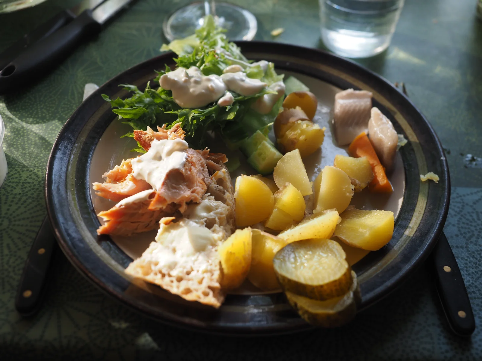 Assiette de saumon fumé et de hareng, sources naturelles excellentes de vitamine D