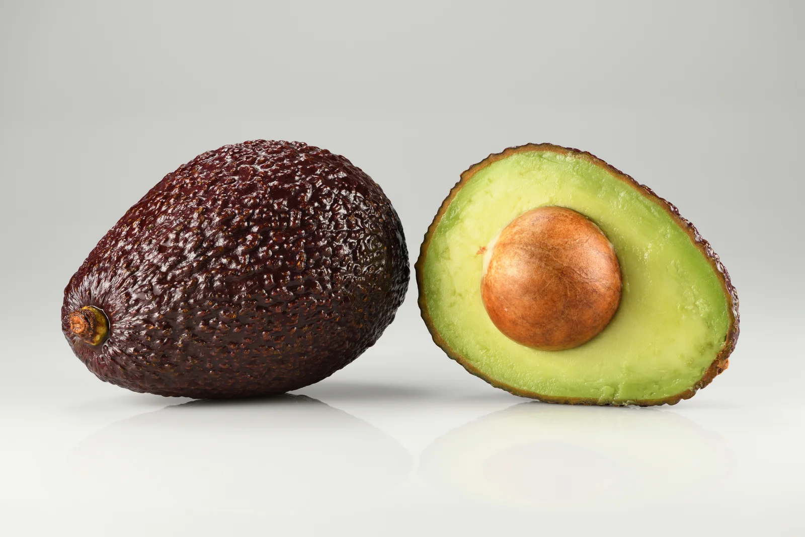 Avocat coupé en deux, aliment riche en vitamine E bénéfique pour la peau