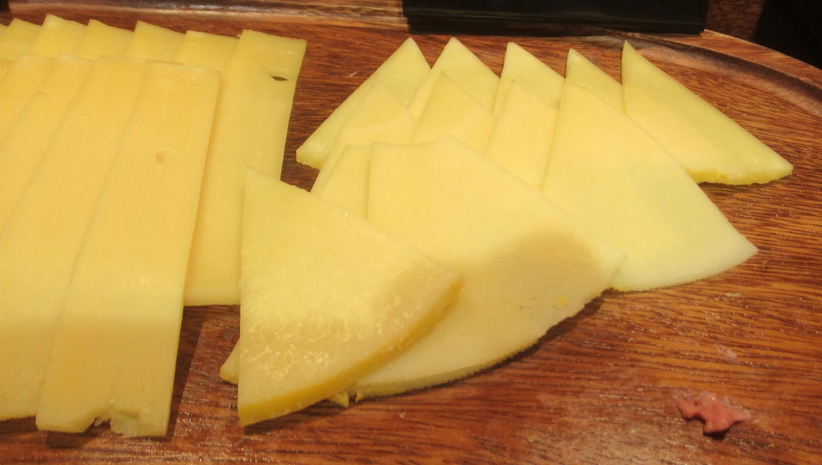 Fromage Gouda tranché, source de vitamine K2 sous forme MK-8 et MK-9